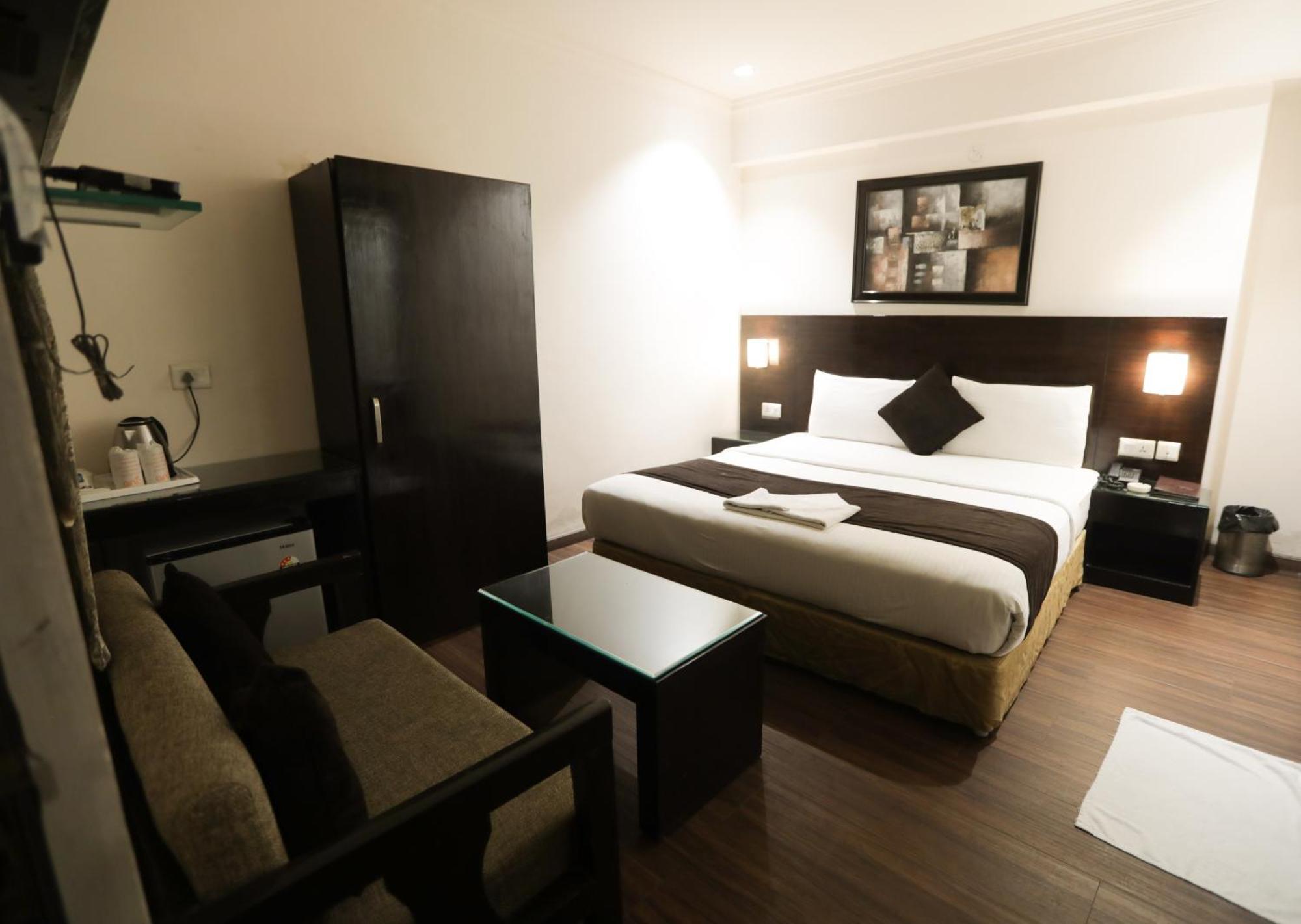Anr Hotels Лакнау Екстериор снимка