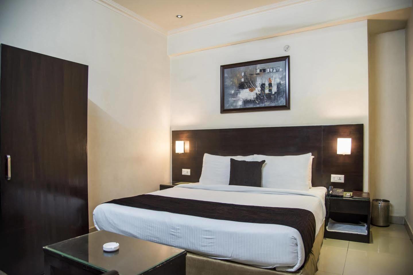 Anr Hotels Лакнау Екстериор снимка