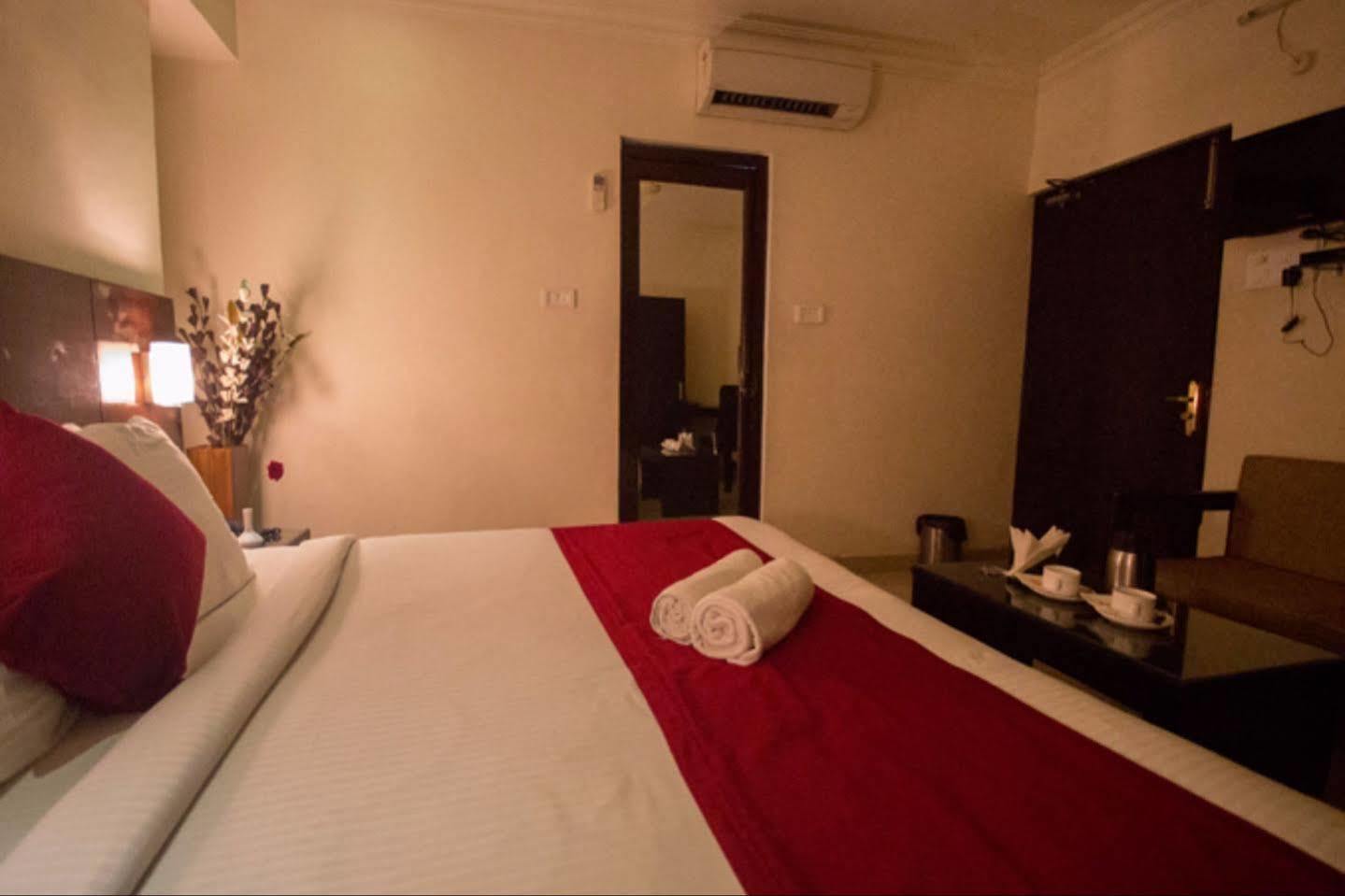 Anr Hotels Лакнау Екстериор снимка