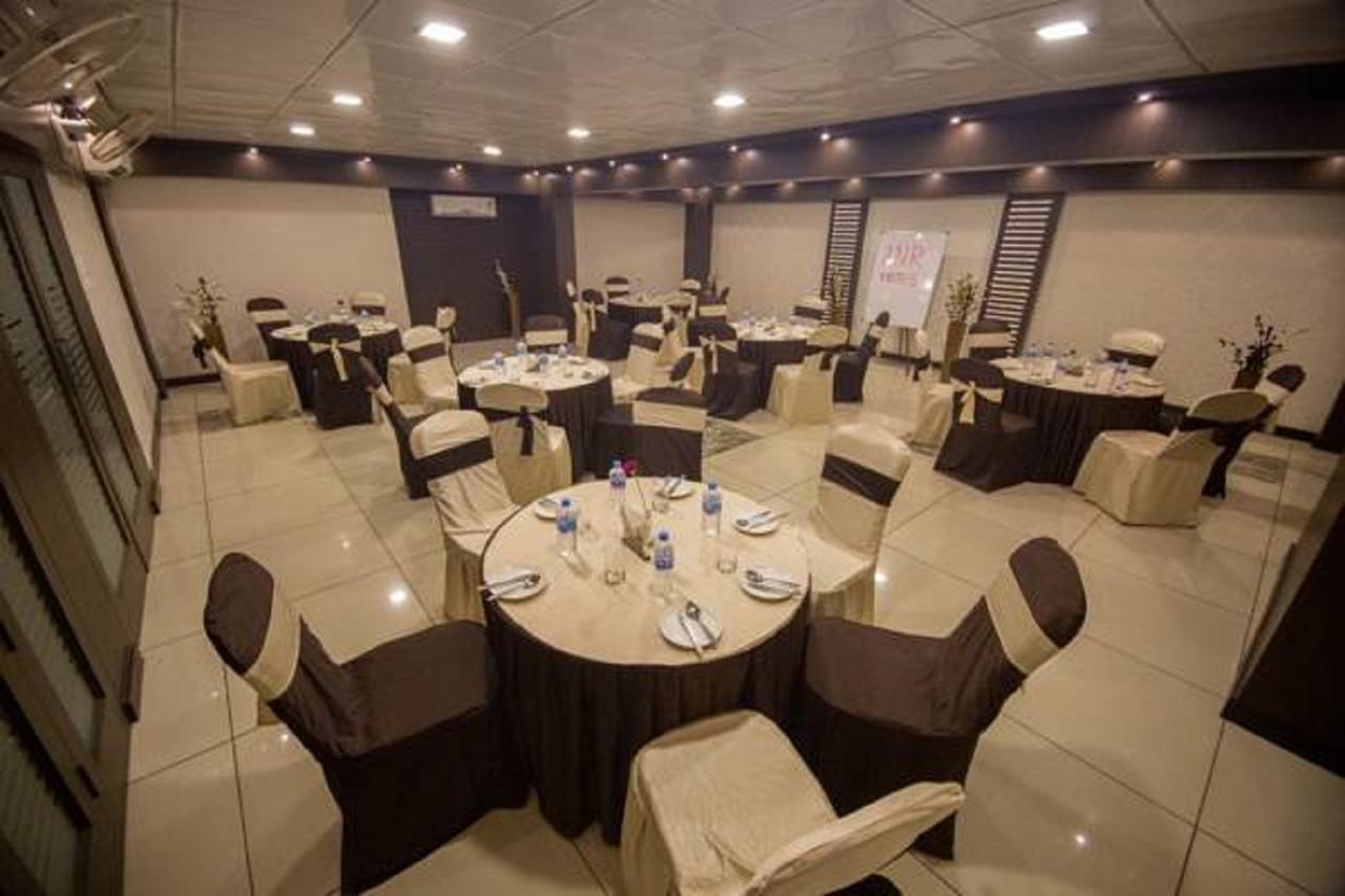 Anr Hotels Лакнау Екстериор снимка