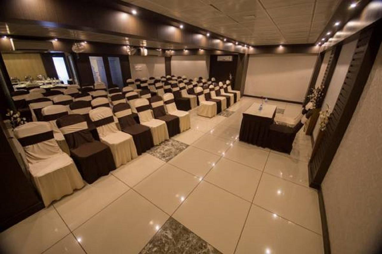 Anr Hotels Лакнау Екстериор снимка