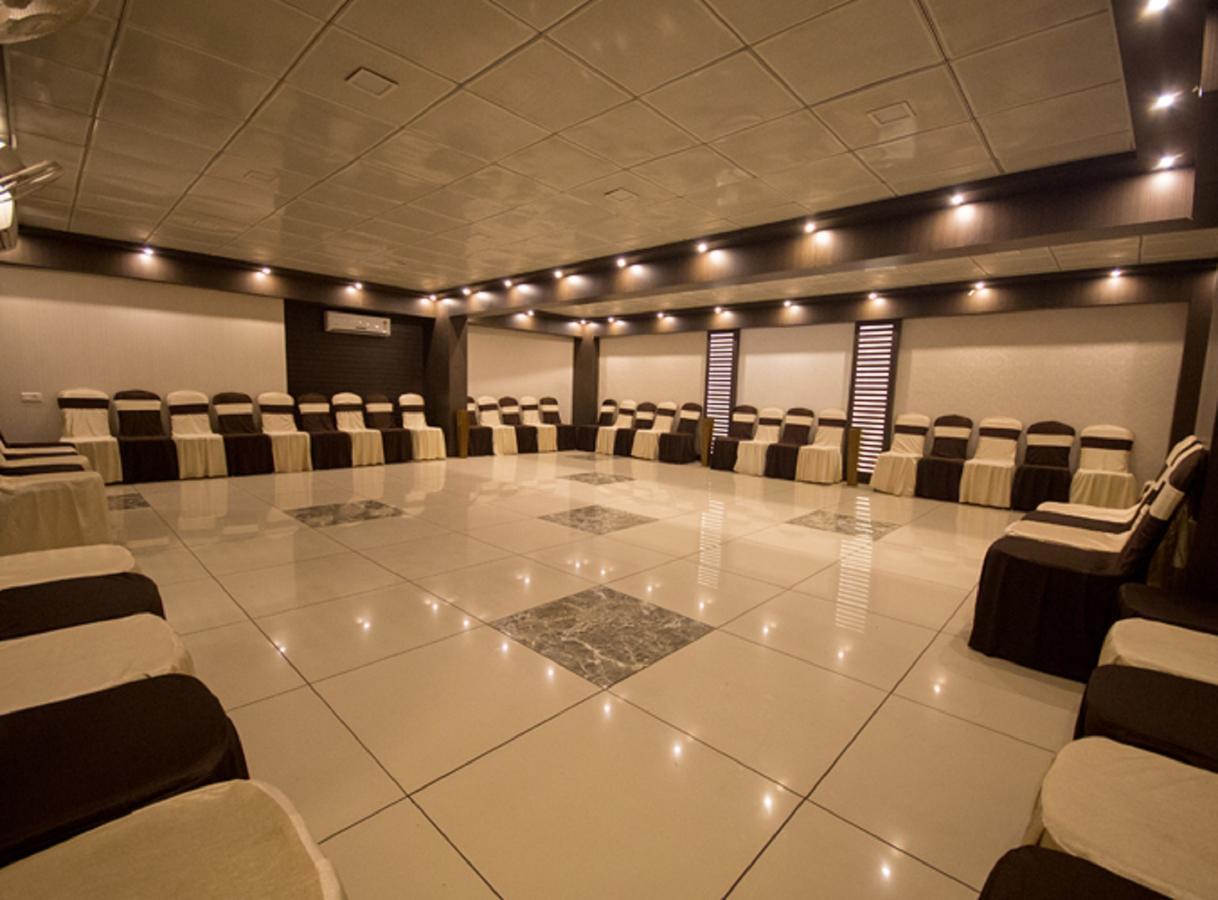 Anr Hotels Лакнау Екстериор снимка