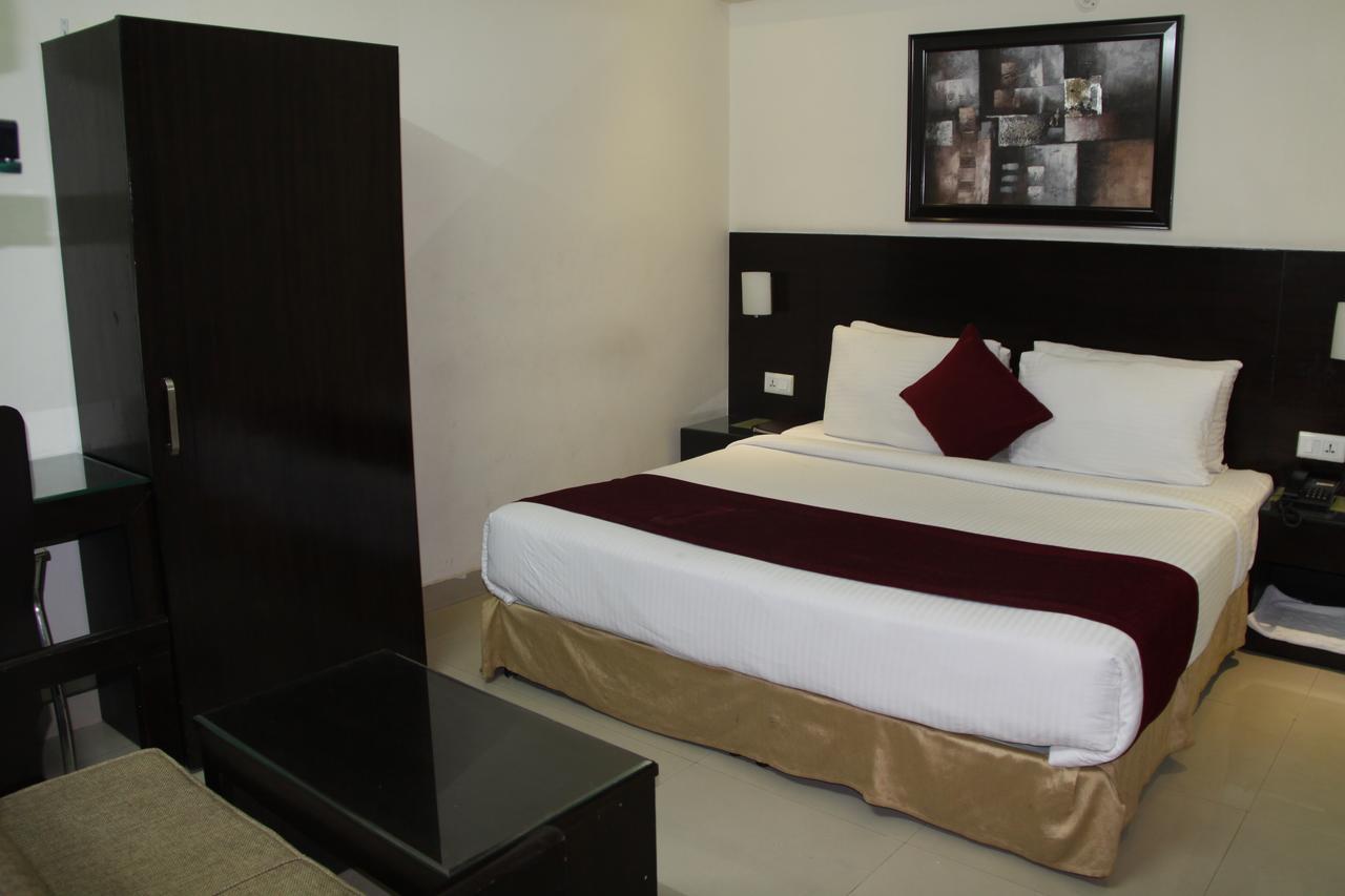 Anr Hotels Лакнау Екстериор снимка